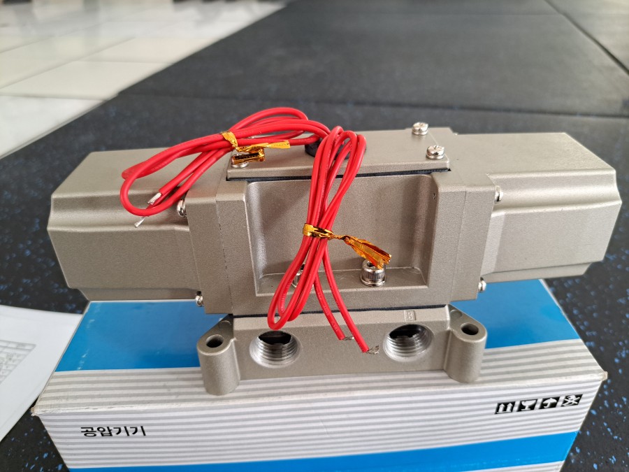 Van Điện Từ 5/3 KCC KS4330 Ren 1/2